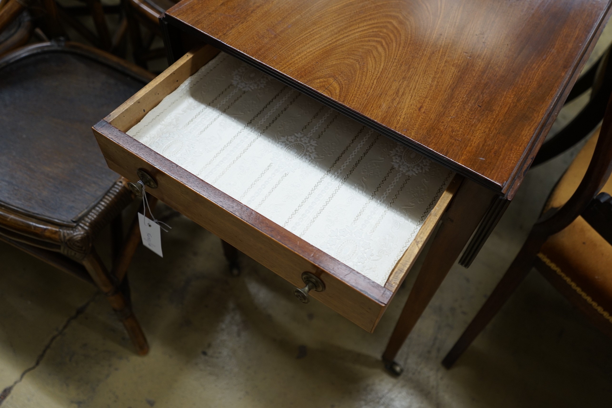 A George III mahogany Pembroke table, width 86cm, depth 50cm, height 72cm